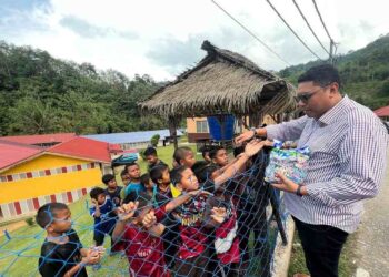 MOHD. Syahbuddin Hashim bertemu murid-murid asrama SK Hendrop di Pos Hendrop, Gua Musang, Kelantan. – UTUSAN/ AIMUNI TUAN LAH