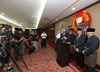 MUHAMMAD Sanusi Md. Nor (tiga kanan) pada sidang akhbar selepas Mesyuarat Exco di Wisma Darul Aman, Alor Setar.