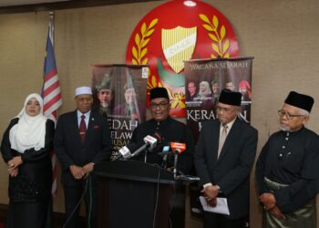MUHAMMAD Sanusi Md. Nor bersama Najmi Ahmad (dua kanan) pada sidang akhbar selepas Mesyuarat Exco di Wisma Darul Aman, Alor Setar.