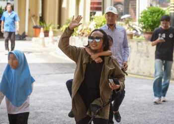 MUHAMMAD Radhi Razali hadir di Mahkamah Majistret Petaling Jaya bagi perbicaraan kes mencederakan bekas isterinya.-UTUSAN/SHIDDIEQIIN ZON