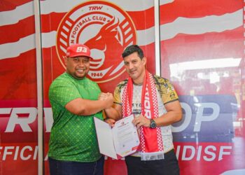 ALFREDO Vera (kanan) bersama pemilik Kelantan FC Norizam Tukiman semasa memperkenalkannya sebagai jurulatih baharu Kelantan FC di Kota Bharu.
