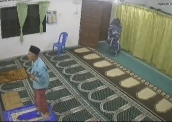 TANGKAP layar rakaman CCTV memaparkan kelibat seorang pencuri menggunakan selimut untuk menyembunyikan identitinya dalam kejadian curi di Surau Kampung Indah, Bahau, Jempol pagi semalam.