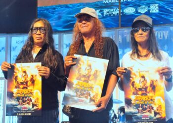 ANGGOTA Kumpulan Search (dari kiri) Din, Yann dan Kid menunjukkan poster Konsert Search Voyage Of Asia yang akan diadakan pada 25 November ini dalam sidang akhbar di Hard Rock Cafe, Puteri Harbour, Iskandar Puteri.
