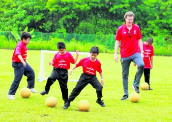 JAWAPAN kepada ketandusan barisan pelapis atlet adalah dengan mencungkil bakat muda yang berpotensi sejak di bangku sekolah lagi.