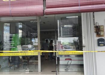 PASUKAN polis menjalankan siasatan membabitkan sebuah premis kedai emas yang dipecah masuk di Bahau, Jempol yang dipercayai berlaku awal pagi tadi.-UTUSAN/NOR AINNA HAMZAH.