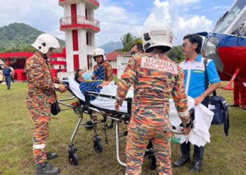 BIYOR Angah dibawa turun dari helikopter untuk ke ambulans bagi mendapatkan rawatan di Hospital Gua Musang, Kelantan, semalam.UTUSAN/AIMUNI TUAN LAH