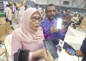 KALSOM Noordin bercakap kepada pemberita ketika program Hari Bertemu Rakyat di MITC, Ayer Keroh, Melaka. - UTUSAN/AMRAN MULUP