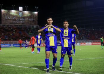 SERGIO Aguero (kiri) meraikan  jaringannya pada aksi Liga Super menentang Kelantan FC di Stadium Sultan Muhammad IV, Kota Bharu, Kelantan.-UTUSAN/KAMARUL BISMI KAMARUZAMAN