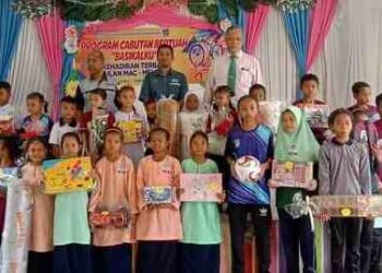 KU MOHD HANIFF Ku Ahmad (berdiri belakang, tengah) dan Abd Manaf Mat (kanan) bersama penerima hadiah kehadiran penuh bulan Mei di Sekolah  Kebangsaan Sungai Kiol, Jerantut baru-baru ini. – UTUSAN/HARIS FADILAH AHMAD