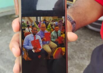 GAMBAR Allahyarham Muhamad Hasnul (tengah) menerima APC pada minggu lalu.-UTUSAN/NOR AINNA HAMZAH.