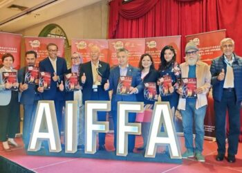 SNOWDAN (lima dari kanan) dan LIVAN (empat dari kanan) bergambar bersama pelakon dan pemain industri tempatan negara selepas mengadakan sidang media AIFFA 2023, di Kuching baru-baru ini.