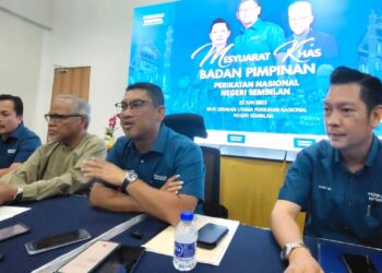 AHMAD Faizal Azumu dalam sidang akhbar selepas mempengerusikan Mesyuarat Khas Badan Pimpinan PN Negeri Sembilan di Bilik Gerakan Utama PN Negeri Sembilan di Seremban hari ini.