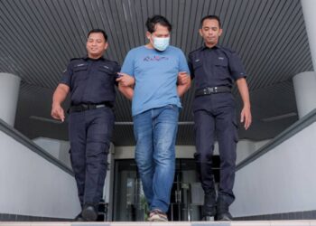 TERTUDUH mengaku tidak bersalah di Mahkamah Sesyen, Ayer Keroh, Melaka atas pertuduhan memukul isterinya dengan kayu golf, baton besi dan kayu buluh. - UTUSAN/SYAFEEQ AHMAD