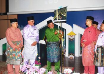 RAHMAD Mariman (tiga dari kanan) merasmikan Pelancaran Minggu Dakwah peringkat negeri di Auditorium Masjid Al-Azim, Bukit Palah, Melaka. - UTUSAN/AMRAN MULUP