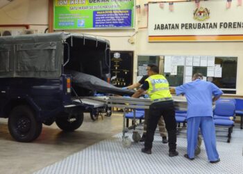 JENAZAH mangsa dibawa  untuk tindakan lanjut di Unit Forensik Raja Perempuan Zainab II, Kota Bharu, Kelantan-UTUSAN/YATIMIN ABDULLAH