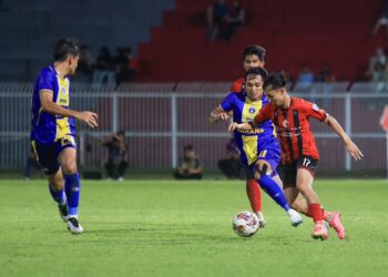 KELINCAHAN Mohamad Fazrul Amir Md. Zaman (kanan, jersi merah) menarik minat pengendali Sri Pahang FC selepas aksi pertemuan dengan Kelantan FC di Stadium Sultan Muhammad IV, Kota Bharu, Kelantan.-UTUSAN/KAMARUL BISMI KAMRULZAMAN