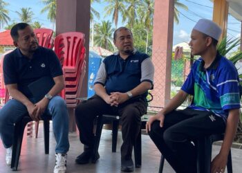 MUHAMMAD Syahril Saidi (kanan) ketika menerima kunjungan Pengerusi YBR Syaiful Rizal Abdul Ghani (kiri) di rumahnya di Kampung Kandis, Bachok, Kelantan, hari ini-UTUSAN/TOREK SULONG