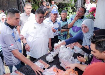 AB. RAUF Yusoh melawat ke kios Jabatan Veterinar yang menjual hasil telur dan daging pada Majlis Perasmian Melaka Agrofest 2023 di Dataran Sejarah Ayer Keroh, Melaka. - UTUSAN/SYAFEEQ AHMAD