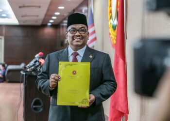 MUHAMMAD Sanusi Md. Nor menunjukkan surat perkenan pembubaran DUN Kedah selepas mengadap Sultan Kedah di Wisma Darul Aman, Alor Setar. - UTUSAN/ SHAHIR NOORDIN