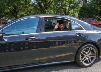SULTAN Sallehuddin Sultan Badlishah melambai tangan kepada wakil media yang berkumpul di hadapan Wisma Darul Aman di Alor Setar. - UTUSAN/SHAHIR NOORDIN