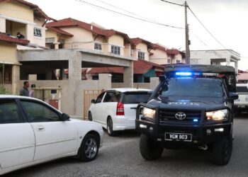 UNIT Forensik Ibu Pejabat Polis Kontinjen Kelantan sedang menjalankan siasatan penemuan mayat di Taman Kota Kubang Labu, Pasir Pekan di Tumpat hari ini. UTUSAN/ROHANA MOHD. NAWI
