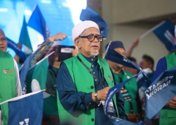 ABDUL Hadi Awang semasa hadir ke Himpunan Ppakat Pertahan dan Majlis Pelancaran Jentera Pilihan Raya Perikatan Nasional (PN) Kelantan di Dataran Warisan, Stadium Sultan Muhammad IV, Kota Bharu, Kelantan malam tadi-UTUSAN/KAMARUL BISMI KAMARUDIN