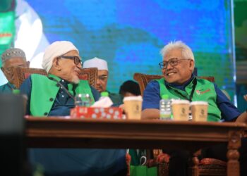 ABDUL Hadi Awang (kanan) bersama Setiausaha Agung Perikatan Nasional Datuk Seri Hamzah Zainudin pelancaran Jentera Pilihan Raya Perikatan Nasional (PN) Kelantan dan ceramah Ppakat Pertahan Kelantan: Pas Pilihanku di Dataran Warisan Stadium Sultan Muhammad IV, Kota Bharu, Kelantan malam tadi-UTUSAN/KAMARUL BISMI KAMARULZAMAN