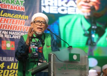 ABDUL Hadi Awang semasa berceramah  di Pelancaran Jentera Pilihan Raya Perikatan Nasional (PN) Kelantan dan Ppakat Pertahan Kelantan : Pas Pilihanku di Dataran Warisan Stadium Sultan Muhammad IV, Kota Bharu, Kelantan malam tadi-UTUSAN/KAMARUL BISMI KAMARULZAMAN