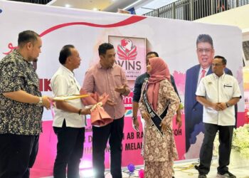 MOHD. NOOR HELMY Abdul Halem (tiga dari kiri) bertanyakan sesuatu kepada Ikon Usahawan Kemas sempena Wacana Ilmu Wanita Inspirasiku Kemas Melaka, Norosniza Mohamad di Kipmall, Bachang, Melaka. - UTUSAN/AMRAN MULUP