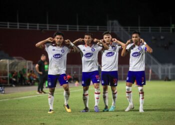 SADDIL Ramdani (kiri) bersama rakan-rakan sepasukan meraihkan jaringan pertama Sabah FC pada aksi Liga Super menentang Kelantan United di Stadium Sultan Muhammad IV, Kota Bharu, Kelantan sebentar tadi-UTUSAN/KAMARUL BISMI KAMARULZAMAN