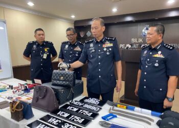 AHMAD Dzaffir Mohd. Yussof menunjukkan pelbagai barangan yang dirampas dari suspek warganegara Amerika Selatan yang dipercayai terlibat dalam kegiatan pecah rumah elit sekitar Seremban dan Lembah Klang.-UTUSAN/NOR SHAFAWATI YUP.
