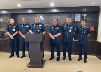AHMAD Dzaffir Mohd. Yussof  (tengah) pada sidang akhbar di Ibu Pejabat Polis Kontinjen (IPK) Negeri Sembilan di sini hari ini.-UTUSAN/NOR SHAFAWATI YUP.