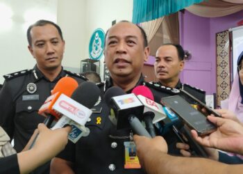 AJIDIN Salleh bercakap kepada pemberita dalam sidang akhbar Majlis Hari Anugerah Kecemerlangan SPM 2022 SI dan SHG di Telok Mas, Melaka. - UTUSAN/MUHAMMAD SHAHIZAM TAZALI