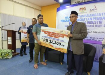 MUHAMAD Husain (kanan) menyampaikan Majlis Penyampaian Bantuan Program Peningkatan Pendapatan Petani Agro Industri selain padi (ternakan unggas) Tahun 2023 di Selising, Pasir Puteh, Kelantan hari ini-UTUSAN/YATIMIN ABDULLAH