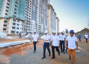 NGA Kor Ming mengadakan lawatan kerja di tapak projek Aspire Residence, Cyberjaya hari ini. -Gambar ihsan UKK KPKT