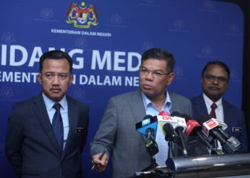 SAIFUDDIN Nasution Ismail bercakap dalam sidang akhbar selepas mesyuarat jawatankuasa mengenai pengurusan pekerja asing di Putrajaya. - UTUSAN/FAISOL MUSTAFA