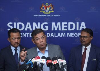 SAIFUDDIN Nasution Ismail pada sidang akhbar selepas mesyuarat jawatankuasa mengenai pengurusan pekerja asing di Putrajaya. - UTUSAN/FAISOL MUSTAFA