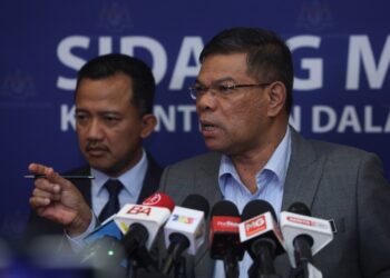 SAIFUDDIN Nasution Ismail pada sidang akhbar selepas mesyuarat jawatankuasa mengenai pengurusan pekerja asing di Putrajaya. - UTUSAN/FAISOL MUSTAFA