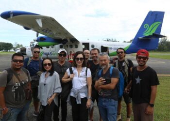 WENDY dan Nancie bersama tenaga produksi filem Sumpahan Jerunei ketika penggambaran di Sarawak.