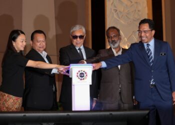 AHMAD Zahid Hamidi (tengah) melancarkan Portal TVET Madani dan Pertukaran Memorandum Kerjasama Antara Kerajaan Dengan GLC Dan Syarikat Swasta di The Everly Putrajaya di sini, hari ini.-UTUSAN/FAISOL MUSTAFA