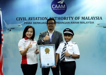 KETUA Pegawai Eksekutif, Pihak Berkuasa Penerbangan Awam Malaysia (CAAM), Kapten Norazman Muhamad (tengah) menyaksikan penyampaian anugerah Malaysia Book of Record 2023: Most Aviation Ambassador Awards Obtain By A Child oleh Pengurus Malaysia Book of Records Sdn Bhd, Lee Poi Leng (kiri) kepada Adik, Sarvysswharrann Yogeswaran di 
Podium B, CAAM di sini hari ini.-UTUSAN/FAISOL MUSTAFA