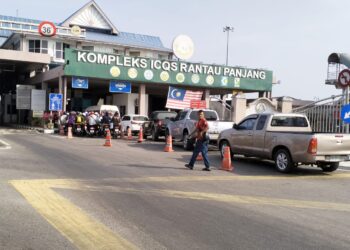 WARGA Thailand mula membanjiri ICQS Rantau Panjang, Kelantan hari ini untuk pulang ke kampung halaman masing-masing bagi menyambut Hari Raya Aidiladha esok.-UTUSAN/ROHANA ISMAIL