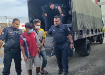 DUA orang rakan dihadapkan ke Mahkamah Majistret Bahau, Jempol hari ini, atas pertuduhan memiliki senapang angin buatan sendiri dan dadah di sebuah kebun getah di Felda Lui Selatan 2, minggu lalu.-UTUSAN/NOR AINNA HAMZAH.