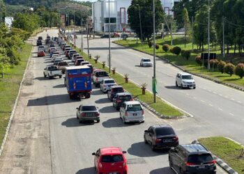 ALIRAN trafik kelihatan sejak menuju persimpangan lampu isyarat di Bandar Gua Musang, Kelantan-UTUSAN/AIMUNI TUAN LAH