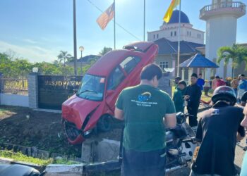 TEMBOK pagar Masjid Mahsan, Bahau, Jempol yang dilanggar sebuah kenderaan dalam kejadian ketika waktu solat sunat Aidiladha pagi tadi.