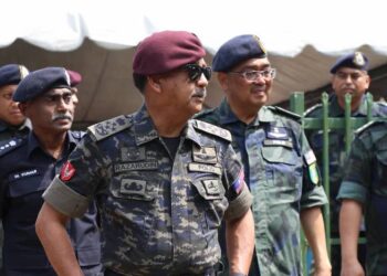 RAZARUDIN Husain meninjau penugasan warga Batalion 5 PGA Briged Tengah di Markas Taktikal (MARTAK) PGA Sungai Kores, Johor. - PDRM