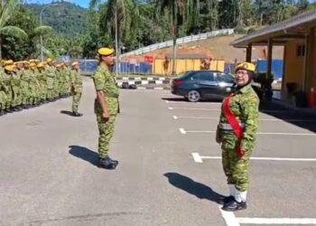 RASHIDAH Yusoff (depan) mengendalikan latihan Rela di PLRWT, Kampung Kemat, Hulu Terengganu. - UTUSAN/NOOR HAYATI MAMAT