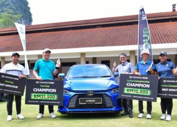 EDVEN Ying (dua dari kiri) dan Jocelyn Chee (dua dari kanan) bergambar bersama Takeshi Obata (tiga dari kanan) dan pemenang amatur lelaki dan perempuan di Templer Park Country Club (TPCC), Rawang, baru-baru ini.