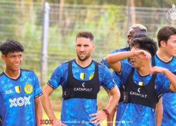 PEMAIN Perak FC melakukan persiakan akhir untuk menerima kunjungan PDRM FC dalam aksi Liga Super esok. - IHSAN PERAK FC