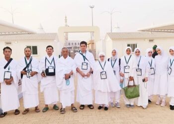 AL-SULTAN Abdullah Ri’ayatuddin Al-Mustafa Billah Shah, Tunku Azizah Aminah Maimunah Iskandariah dan Tengku Hassanal Ibrahim Alam Shah (tengah) ketika berada di Arafah untuk mengerjakan wukuf dan bermabit di Muzdalifah semalam. - FACEBOOK ISTANA NEGARA